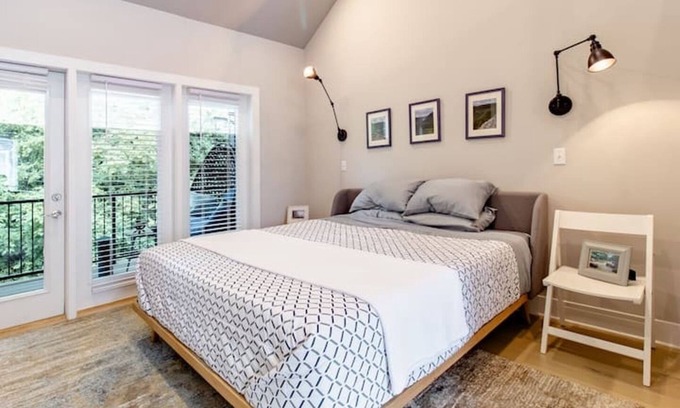 Northside House | Upscale Northshore Townhouse Steps to Restaurants and Parks