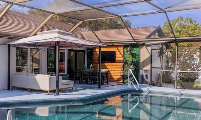 Carrollwood House | Upscale Tampa Bay Dream Home Pool/Putting Green