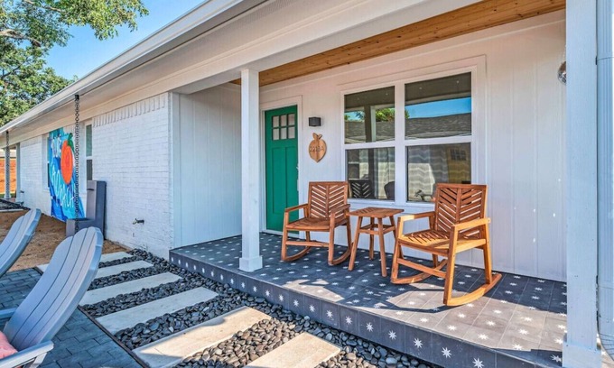 Austin Ave. Cottage | Uptown Peach ~Suite Minutes from Magnolia + Baylor