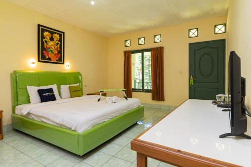 Cisarua Hotel | Urbanview Hotel Griya Astoeti 2 Cisarua Puncak