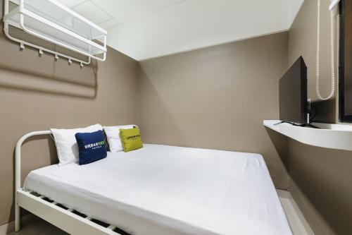 Jakarta Hotel | Urbanview Syariah Kost D33 Hutan Kota Srengseng