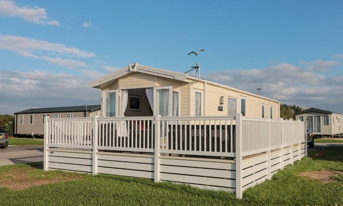 Burnham-on-Sea House | V48 THE CWTCH, family friendly, with a garden in Berrow, Somerset