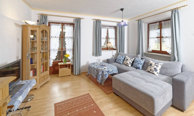 Aschau im Chiemgau Apartment | Vacation apartment IV in the adjoining house, 65 sqm with separate bedroom, south-facing balcony