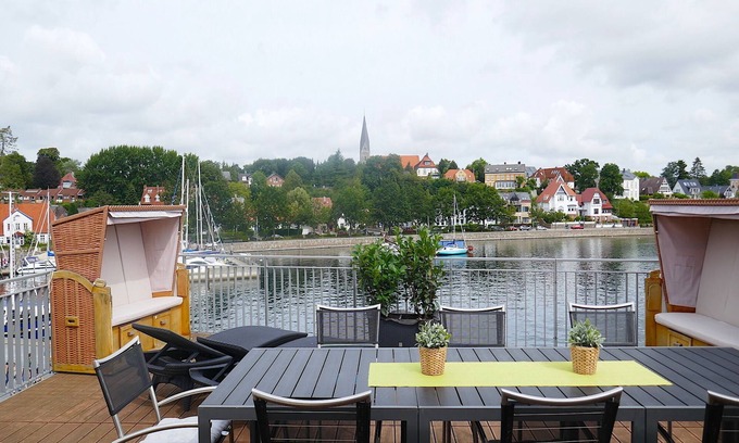 Eckernfoerde Apartment | Vacation apartment/apartment for 7 guests with 130m² in Eckernförde (121126)