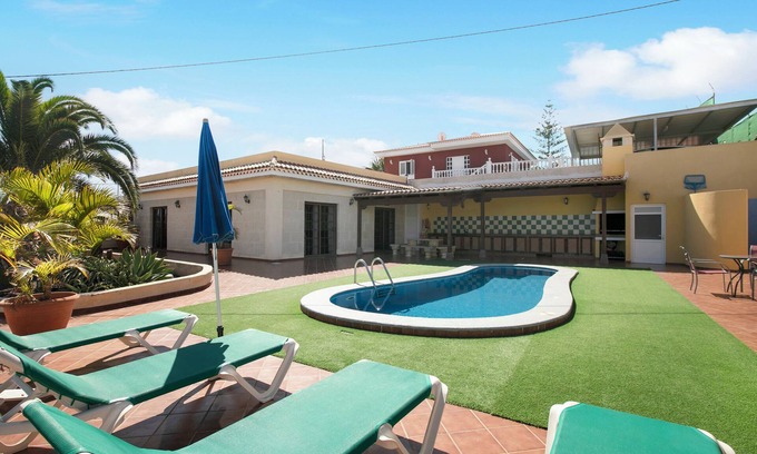 Icod de los Vinos Ski Chalet | Vacation Home 'Villa Tazana' with Sea View, Pool & Wi-Fi