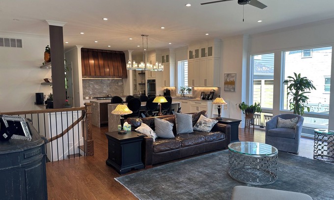 St. Ben's House | Vacation home just 2 minutes drive to Wrigley Field