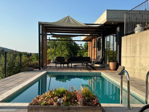 Sveti Ivan Zelina Villa | Vacation home with a pool outhouse377