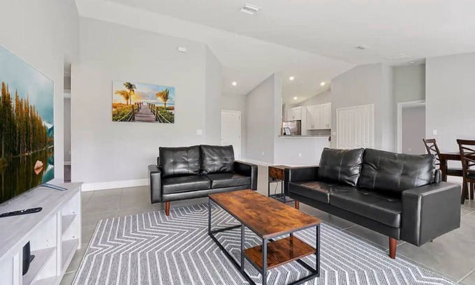 Poinciana House | Vacation Relax, Play and COMM Pool-20 Miles from Walt Disney World
