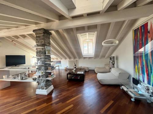 Como City Centre Apartment | Vanessa's Art Rooftop