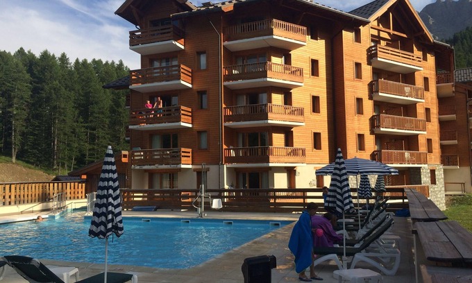 Les Claux Apartment | Vars Les Claux beautiful Apart. 2 c. 6 beds at the foot of the slopes heated pool