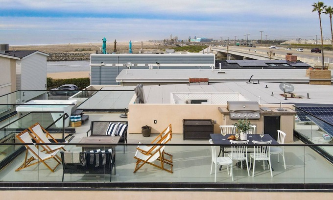 Santa Ana Heights House | Velvet Sand Buyout by AvantStay | Steps to Newport Beach | Sleeps 22