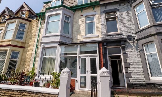South Shore Cottage | VERDO HOUSE, pet friendly, country holiday cottage in Blackpool