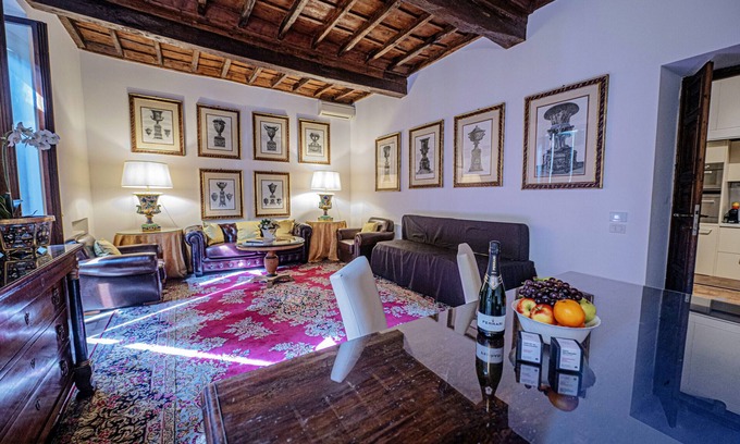 Rione V Ponte Apartment | Via Giulia Charming Apartment with Balcony