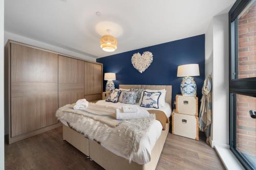 Vauxhall Apartment | Victoria Apartment - Brand New Luxury Home - Sleeps 4