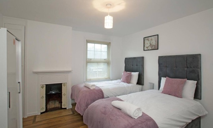 Chelmsford House | Victoria's Place : 1 km from Chelmsford Station and 5mins to the city center.