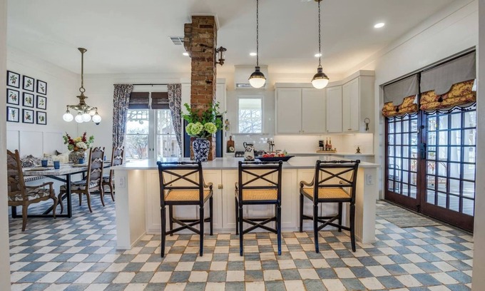 Rockwall House | Victorian-Style Getaway in Downtown Rockwall