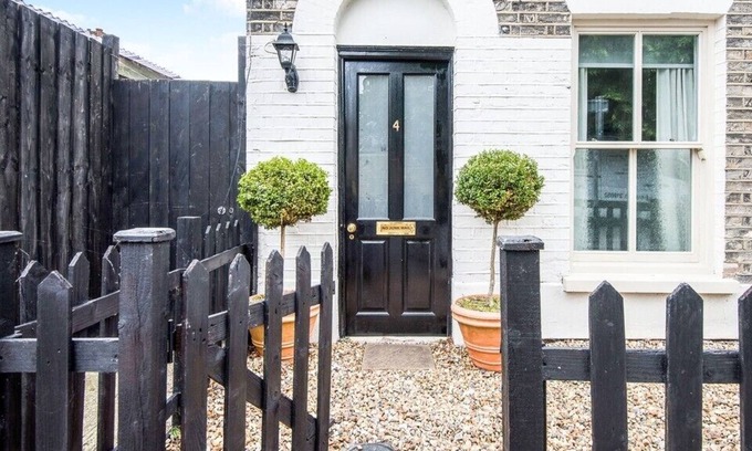 Norwich House | Victorian townhouse in heart of Norwich Cafe Society
