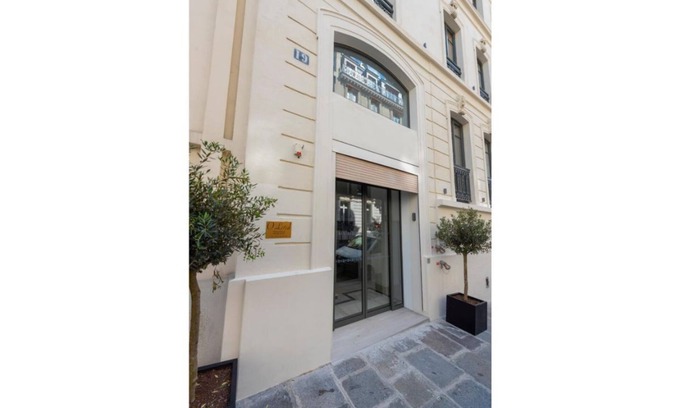 Faubourg-du-Roule Apartment | View of the Sacré-Coeur basilica & the Montmartre