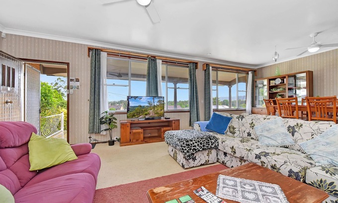 Cessnock Apartment | VIEW with Pool in Hunter Valley & Wineries - FREE WiFi - Swimming Pool - Wineries - Concerts - HV Gardens Zoo