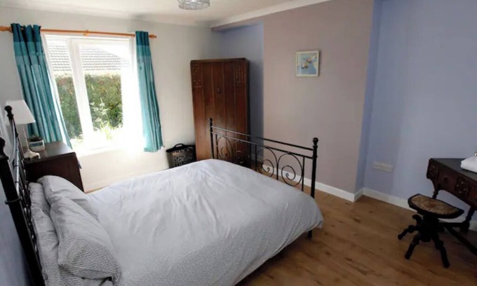 Scalloway Cottage | Viewcliff: Modern cottage, idyllic location. Secluded, with harbour views (Pets)