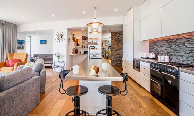 Akaroa Cottage | Views Views Views - Taka Retreat - Akaroa Home