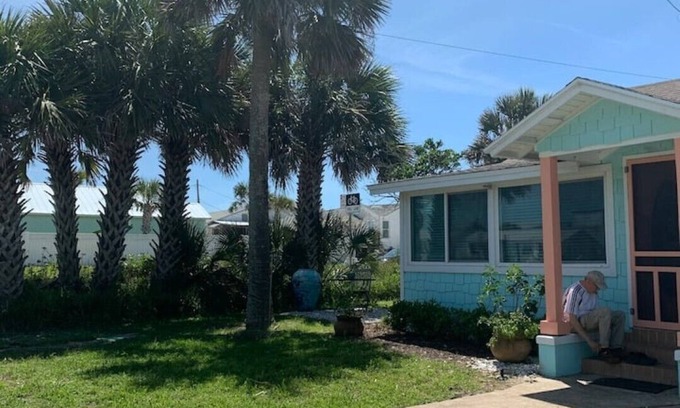 Vilano Beach Cottage | Vilano Beach Cottage, 1/2 block to Surfside Beach. Historic Capo Cottage