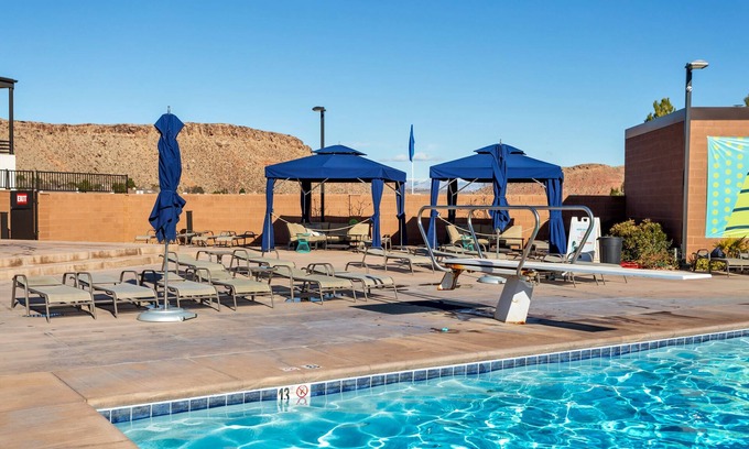 Bloomington Condo | Villa #08 at Bloomington Country Club