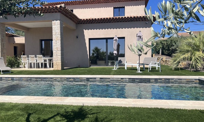 Flayosc Villa | VILLA 3M Stylish 4 bed 2 bath villa with private heated pool. Full Air Con