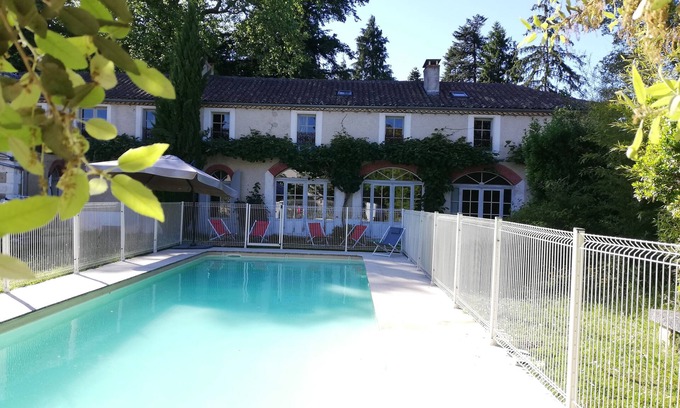 Montbron Villa | Villa 4 Avec Vue, Piscine et Parc de Château