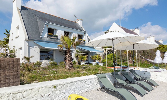 Finistere Villa | Villa 'Avec Vue Sur Mer Imprenable' with Sea View, Private Terrace and Wi-Fi