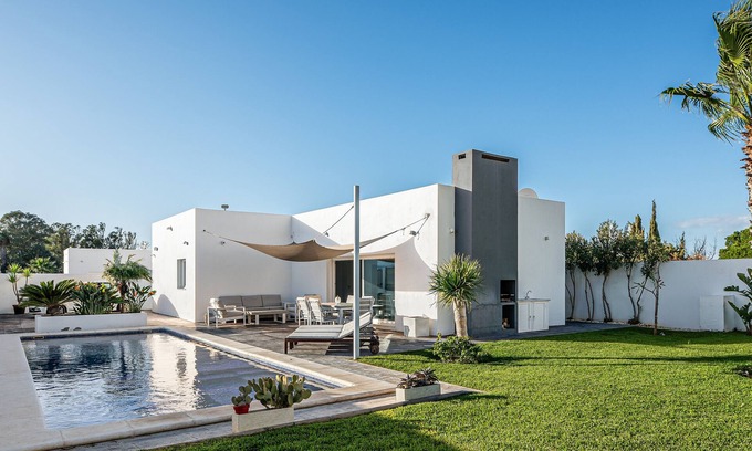 Chiclana de la Frontera House | Villa 'Chill Out Of City 2' with Private Pool, Wi-Fi and Air Conditioning