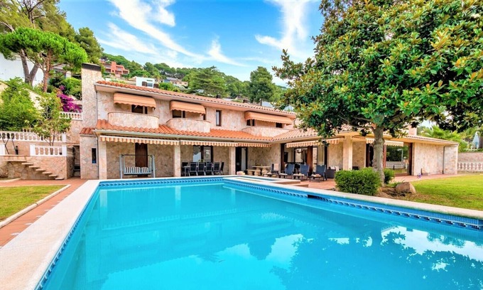Blanes Ski Chalet | VILLA CALA LUX, IDEAL FOR FAMILIES, NEXT TO A COVE, WITH BBQ AND WIFI