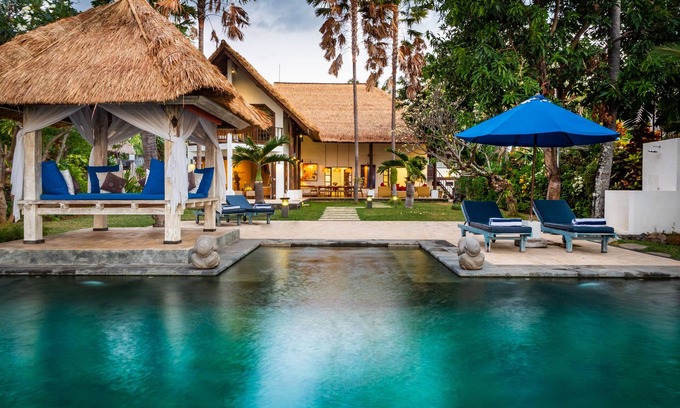 Dencarik Villa | Villa Cantik: Luxury beach front villa including infinity pool and staff!