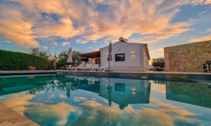 Gorjoes Villa | Villa "Casa Das Andorinhas" with Mountain View, Private Heated Pool & Wi-Fi