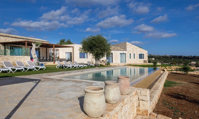 Scicli Villa | Villa 'Casale Degli Ulivi Con Piscina' with Mountain View, Wi-Fi and Air Conditioning