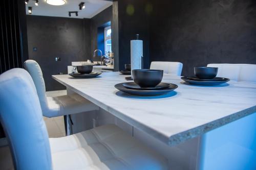Northampton Villa | Villa Emma - Modern Bungalow with EV Point, Free Parking & Workspace