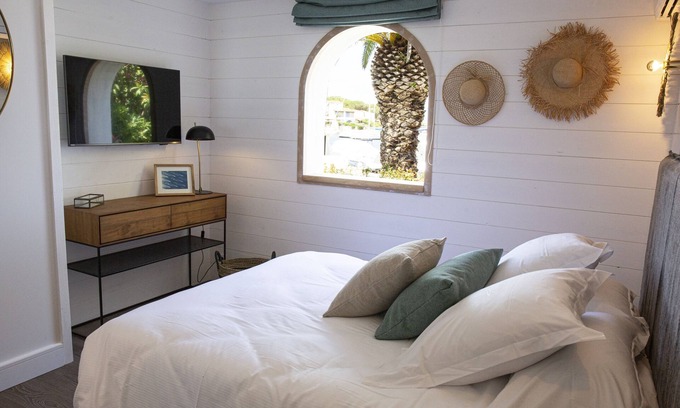 Saint-Cyprien Plage Villa | Villa facing the lagoon with private pontoon - La Casita de la playa