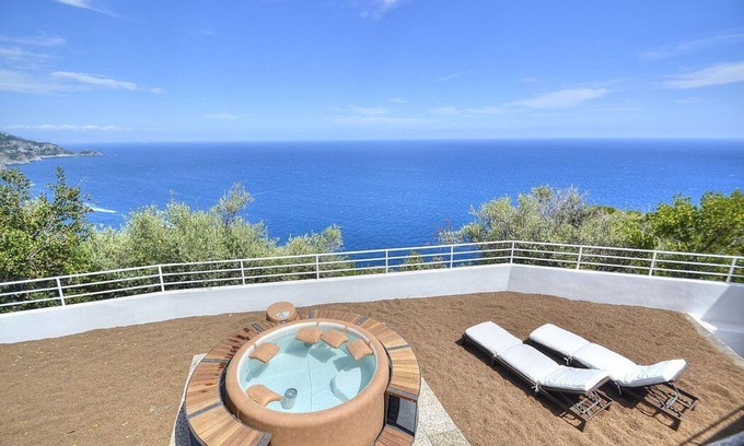 Praiano Villa | Villa Flaviana: An elegant and welcoming three-story villa built sheer above the sea, with Free WI-FI.