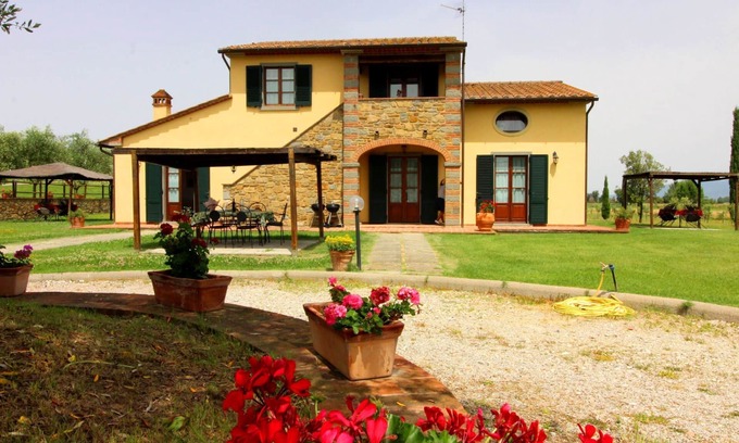 Cortona Villa | Villa for 16 people divided into several apartments, with large garden, private panoramic pool and a
