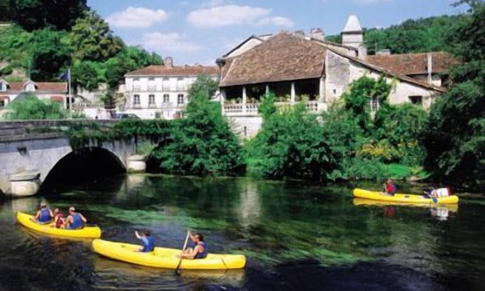 Brantome-en-Perigord Villa | Villa for 1-10 in Dordogne, resto across the lawns and just a stroll to Brantome