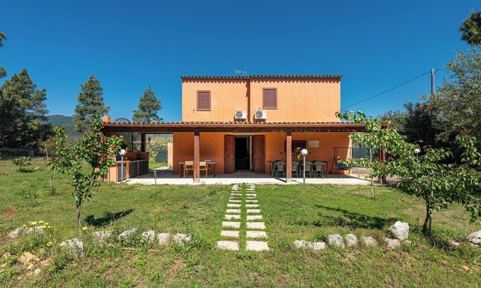 Castiadas House | Villa “Giulia Piccola” in Rural Area near the Sea with Mountain View, Terrace & Garden