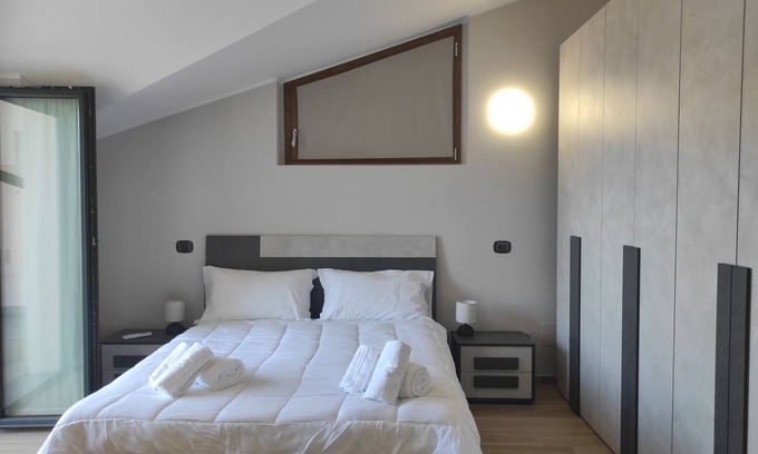 Locate Varesino Apartment | Villa I Sette Pini Splendid modernly furnished penthouse.