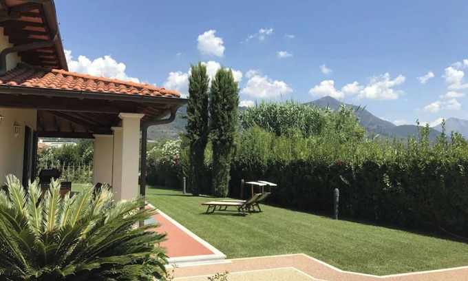 Pietrasanta Villa | Villa Iana - villa with garden located between Pietrasanta & Versilia beaches