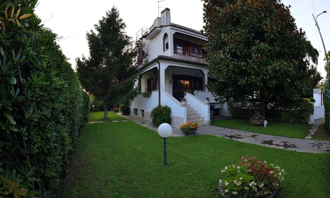 Lavinio Lido di Enea Villa | villa immersa nel verdo