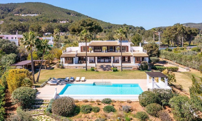 Santa Eulalia del Rio Villa | Villa in Santa Eulària Des Riu with 7 bedrooms sleeps 14