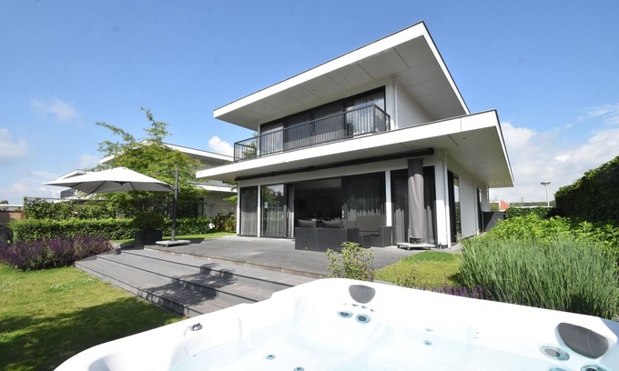 Zeewolde Villa | Villa in Harderwijk with Sauna
