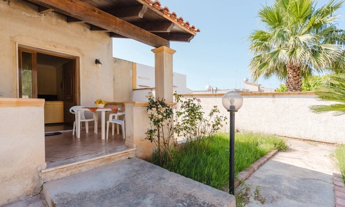 Mazara del Vallo Villa | Villa 'Iris' with Sea View, Wi-Fi and Air Conditioning
