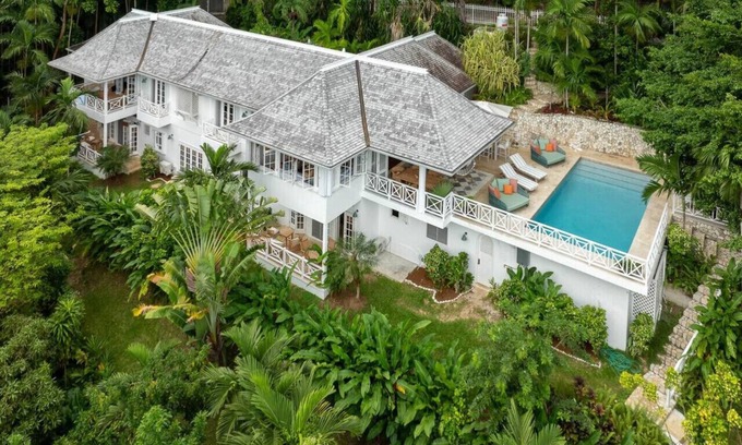 Drapers Villa | Villa Jamille Stunningly Designed w/Pool, Sauna & Beach Access