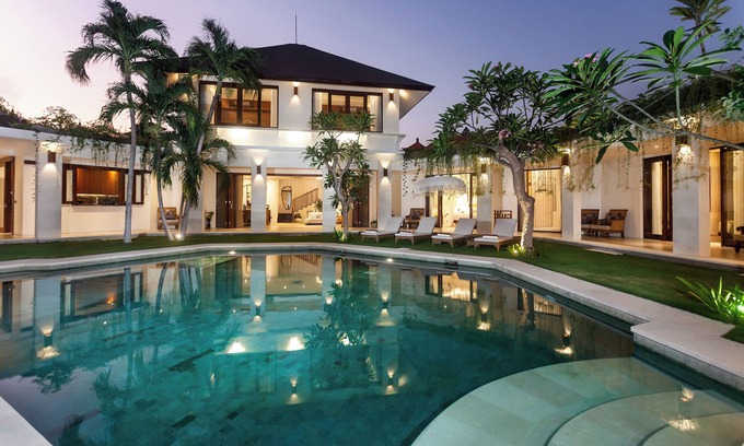Seminyak Villa | Villa Lenu Seminyak 5bed Villa across from beach and next to shops restaurants