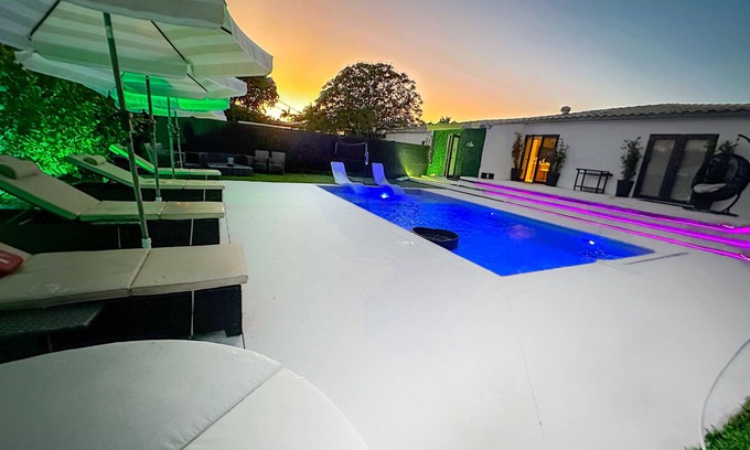 Flagami Villa | Villa LuxeMiami Airport Heat pool spa fire pit